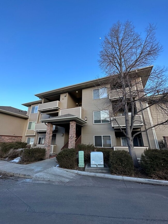 Building Photo - Updated 2 bed, 2 bath Upper Level Condo