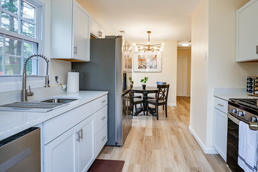 Building Photo - 14220 Fallbrook Ln