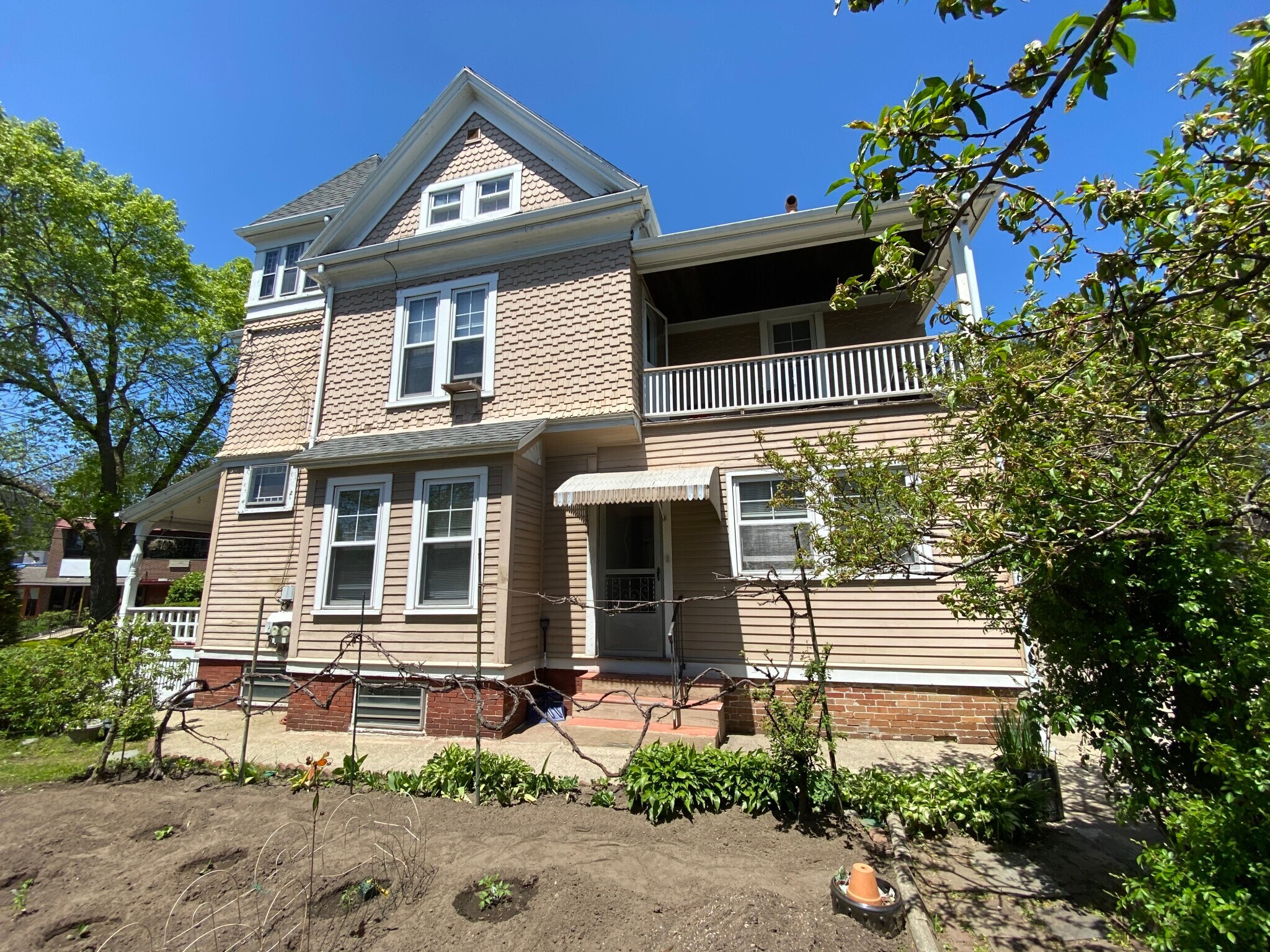 Building Photo - 211 Holland St