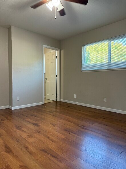 Building Photo - 789 S Freeway Dr