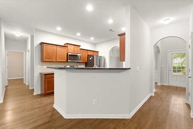 Building Photo - 5 Bedroom in Buford. Great School