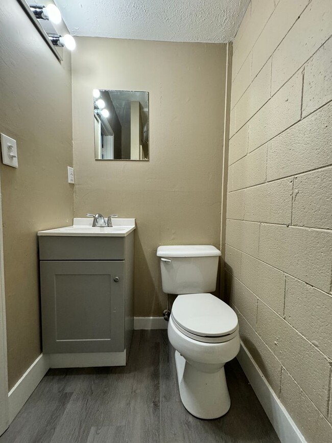 Building Photo - Studio Apt All Utilities Included!