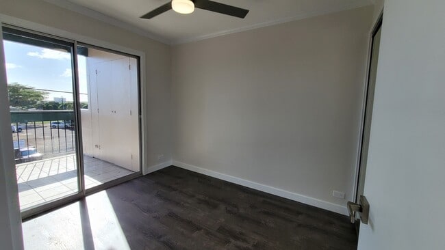 Building Photo - 3370 Salt Lake Blvd