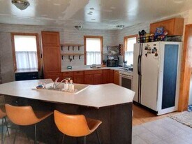 Building Photo - 913 2nd St SE