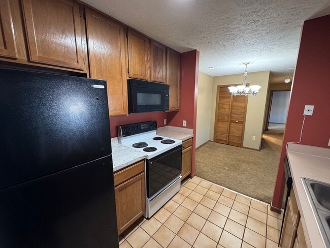 Building Photo - 8611 Scenicview Dr