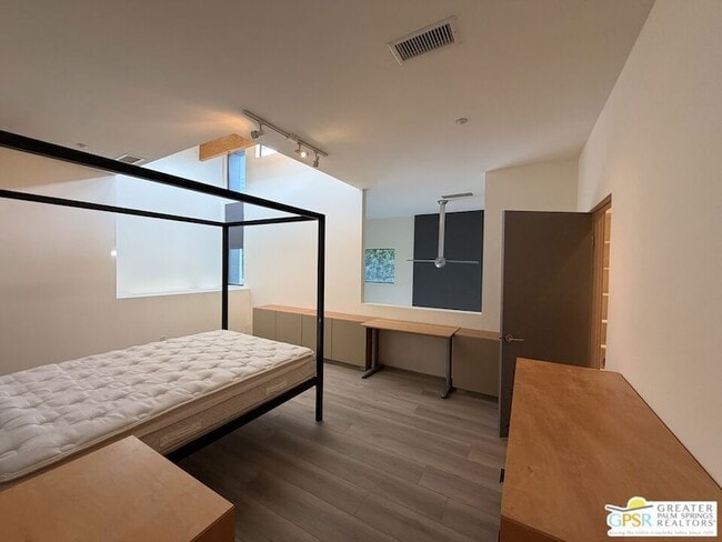 Building Photo - 1536 E Baristo Rd