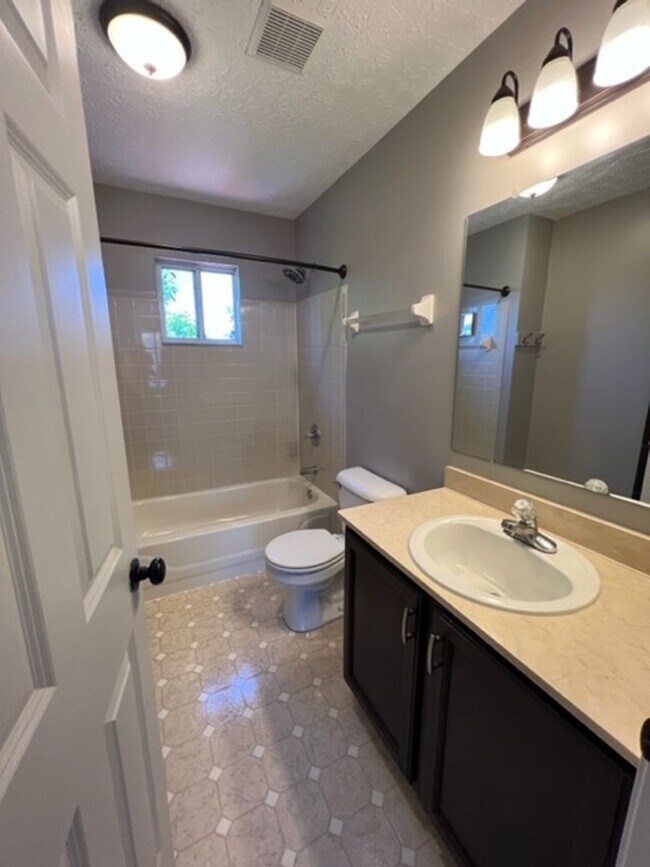 Building Photo - Charming 4 Bedroom 2.5 Bathroom Home in Hi...