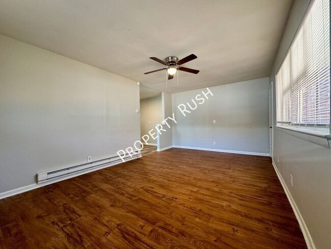 Building Photo - 1014 N Larchmont Dr