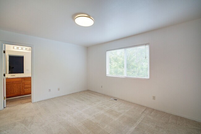 Building Photo - 3Bd/2.5Ba Everett Home