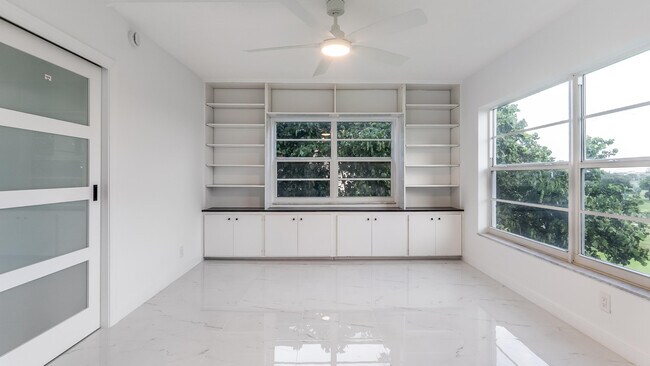 Building Photo - 3000 N Palm Aire Dr