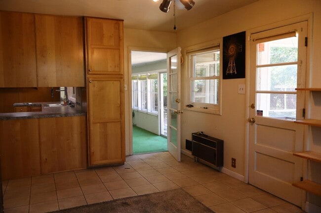 Building Photo - Character, Comfort, and Convenience on Wes...