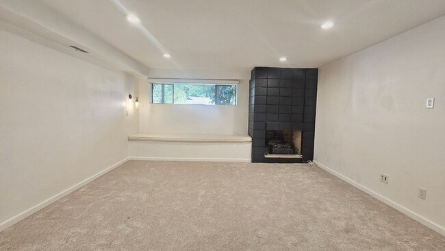 Building Photo - Modern Bellevue Townhome | Chef’s Kitchen, Dual Fireplaces & Private Patio