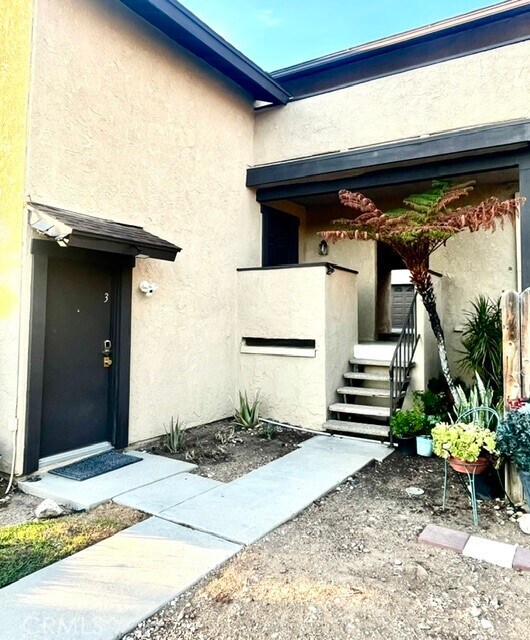 Building Photo - 2429 S Ridgewood Dr