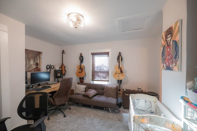 Building Photo - 2 bedroom 2 bath Madison cottage