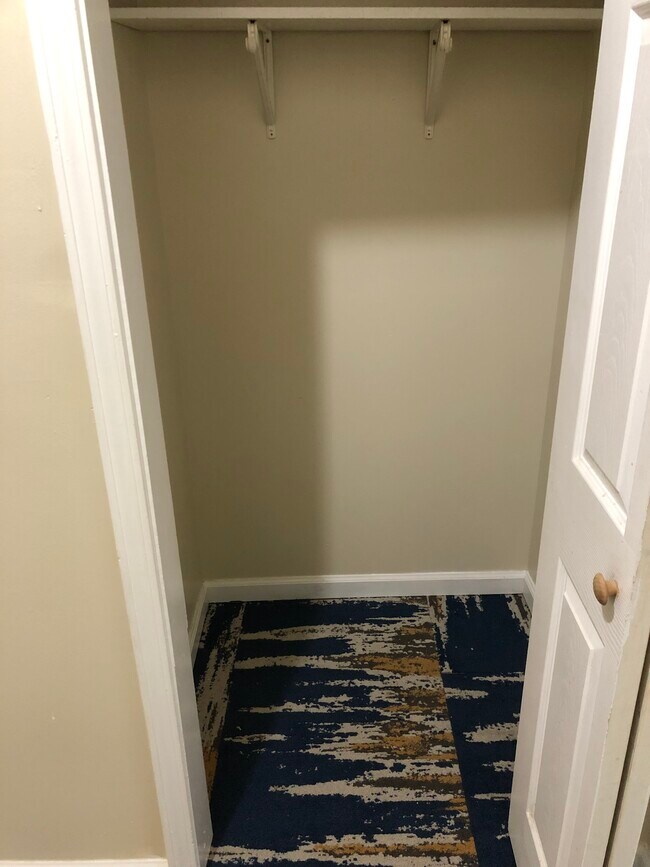 Building Photo - 5962 Oakherst Plz