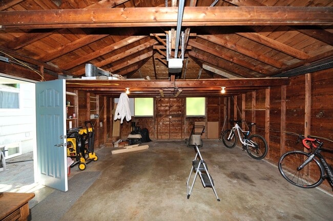 Building Photo - Charming 2 bed 1 bath bungalow with 2nd living room