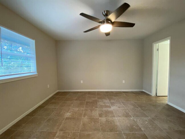 Building Photo - 3909 Ascot Ln
