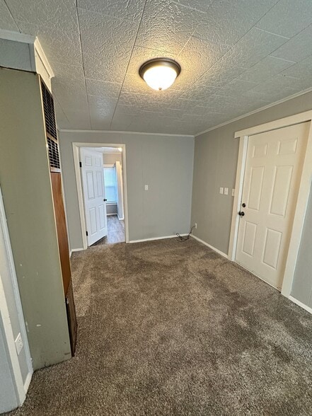 Building Photo - 317 E Oakridge Ave