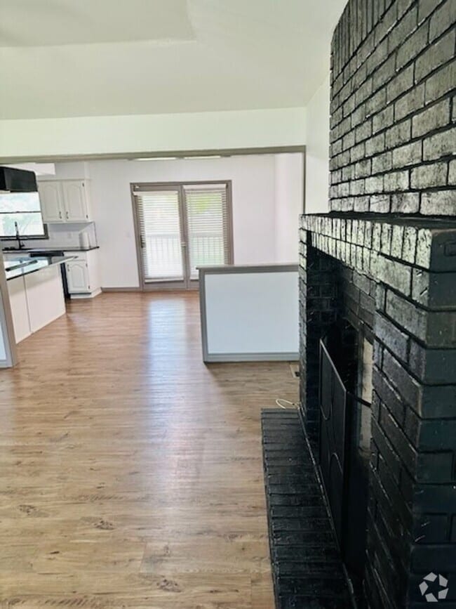 Building Photo - ALL BRICK HOME IN NIXA Located in McCroske...