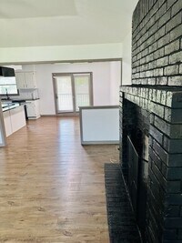 Building Photo - ALL BRICK HOME IN NIXA Located in McCroske...