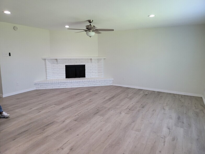 Building Photo - 5225 Nash Dr