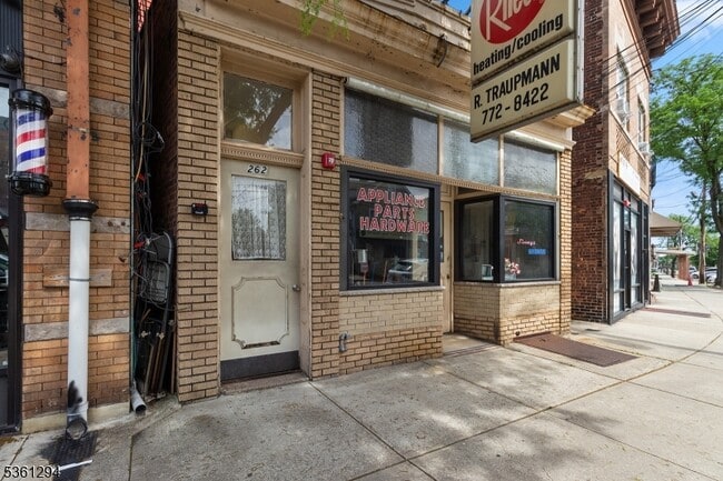 Primary Photo - 262 Parker Ave