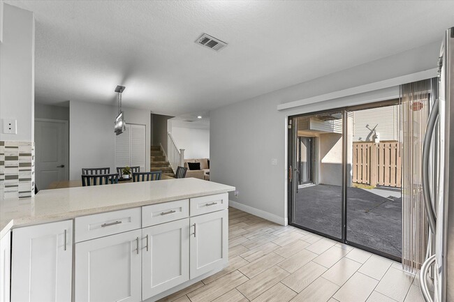 Building Photo - 1596 Shaker Cir
