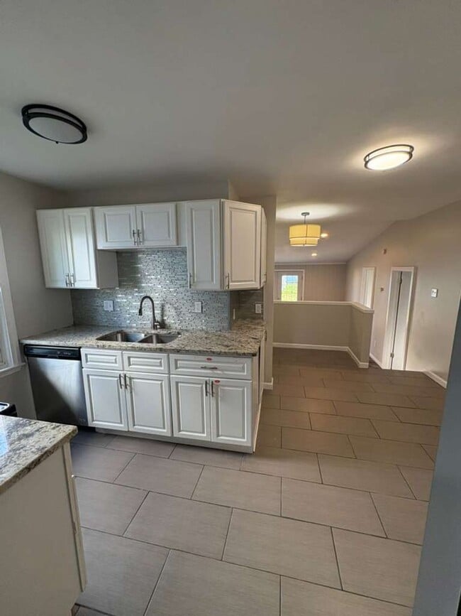Building Photo - Charming University Heights Home Near Shops & Dining