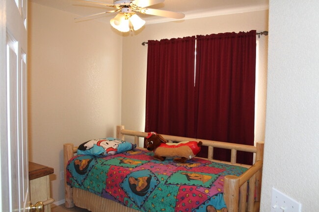 Building Photo - 3 Bed 1 Bath Home w/ 1 Car Garage and Larg...
