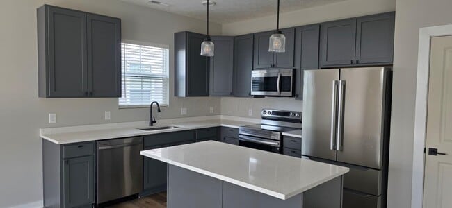 Building Photo - 566 Rochdale Run