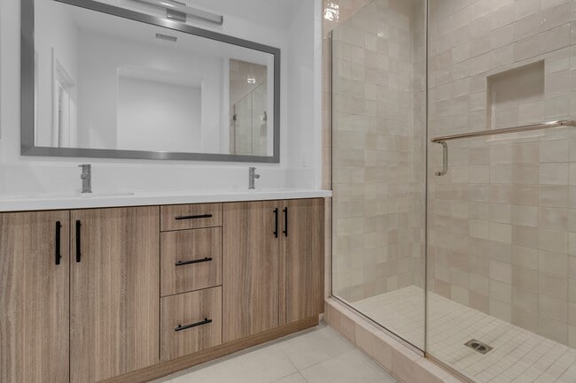 Building Photo - 2907 W Exposition Pl