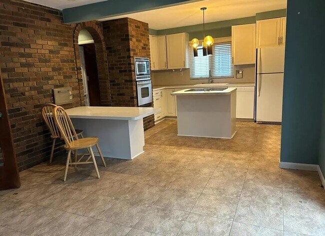 Building Photo - 613 E Lincoln Ave