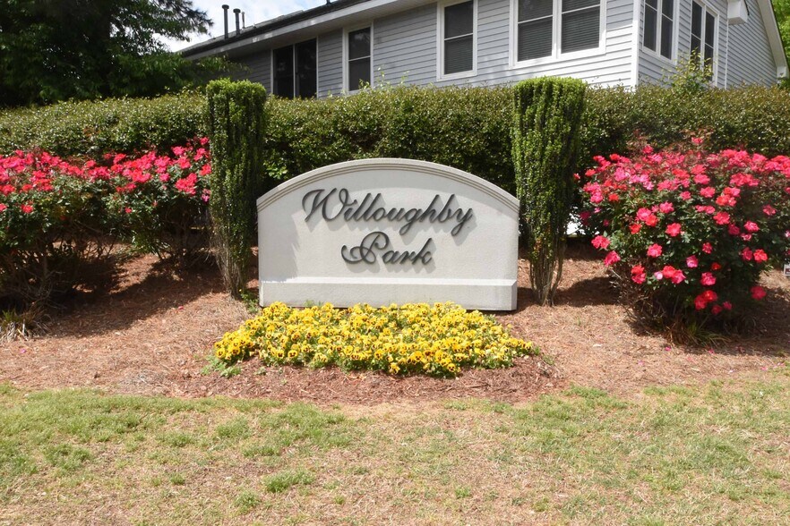 Neighborhood Entrance - 122 W Victoria Ct