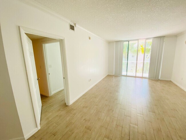 Building Photo - Spacious 2-bedroom apartment in full servi...