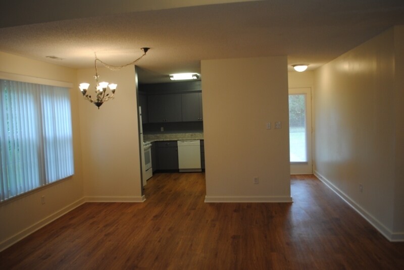 Building Photo - 3122 Country Club Rd