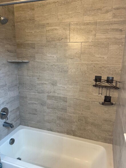 Bath room - 1042 Bond St