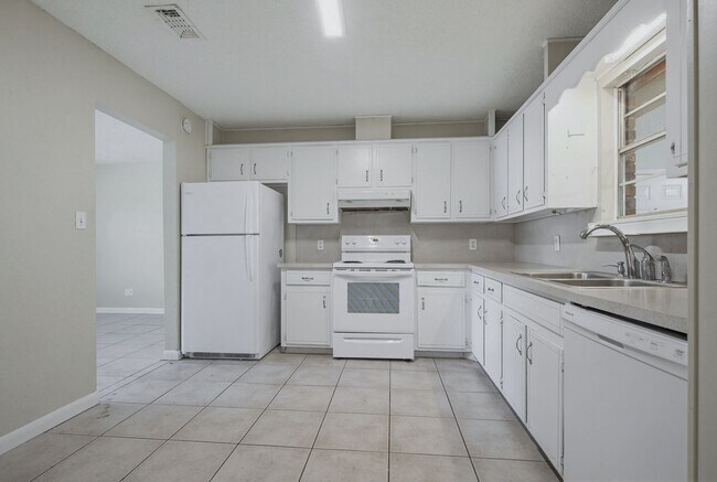Building Photo - 5471 Buena Vista Ave