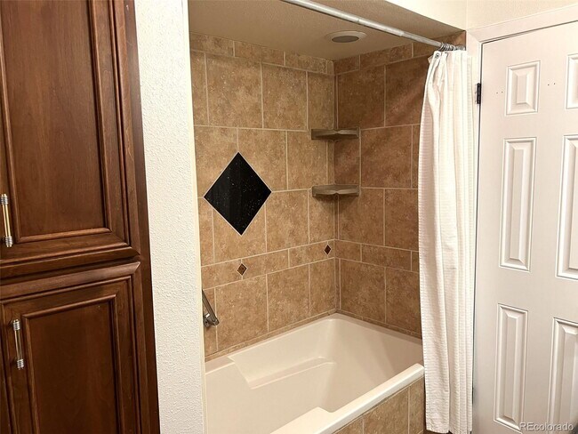 Building Photo - 4-Bedroom home in Ridgewood