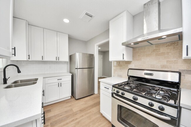 Building Photo - 710 Canary Cir