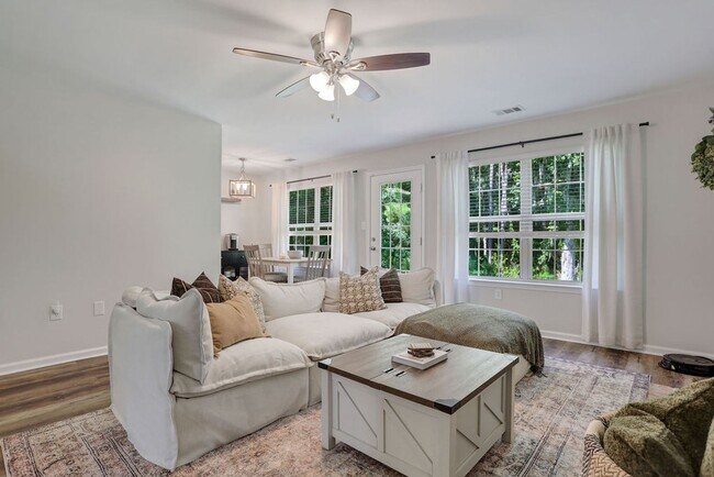 Building Photo - 3 bedroom 2.5 bath with bonus room in Lega...