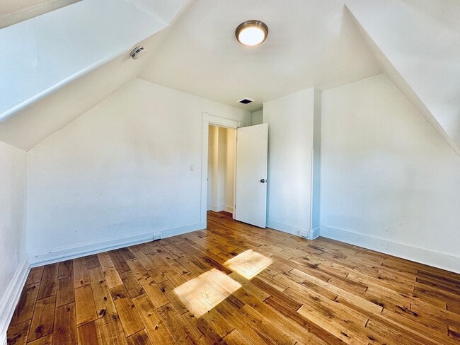 Building Photo - 66 Trumbull St