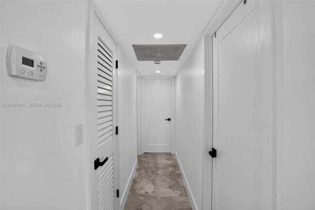 Building Photo - 3113 S Ocean Dr