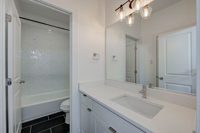 Building Photo - 3 Bedroom Home in the Galleria