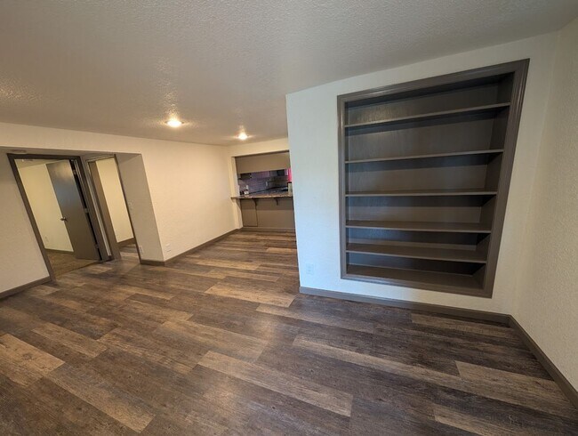 Building Photo - 2 Bedroom 1 Bath Winchester House - Walking Distance to the Lake!