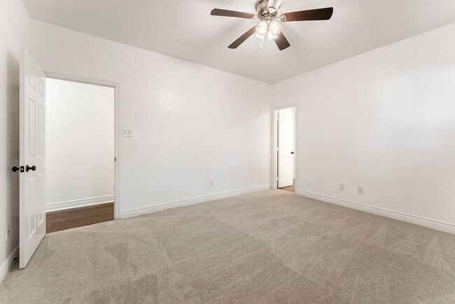 Building Photo - 618 W Rollingwood St