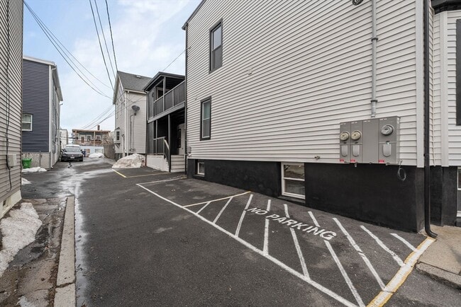 Building Photo - 42 White St