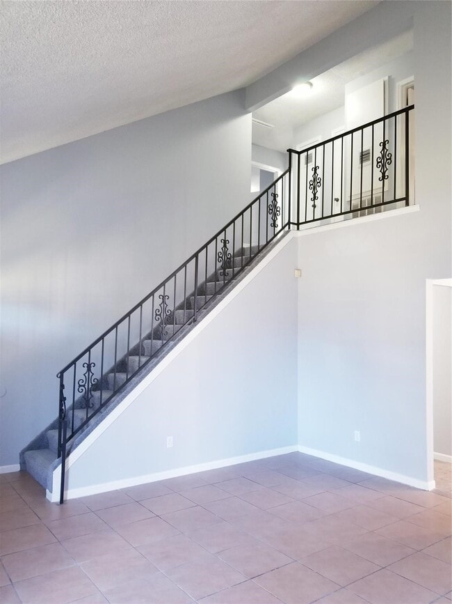 Building Photo - 8631 Valley Ledge Dr