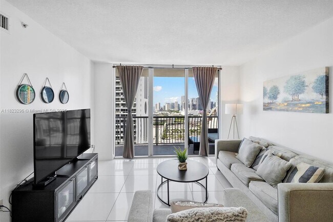 Building Photo - 1750 N Bayshore Dr