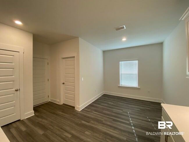 Building Photo - 510 Hardwood Ave