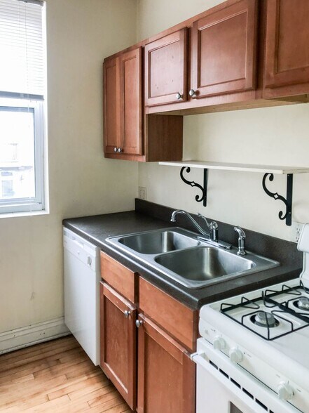 Building Photo - 2008 W Foster Ave